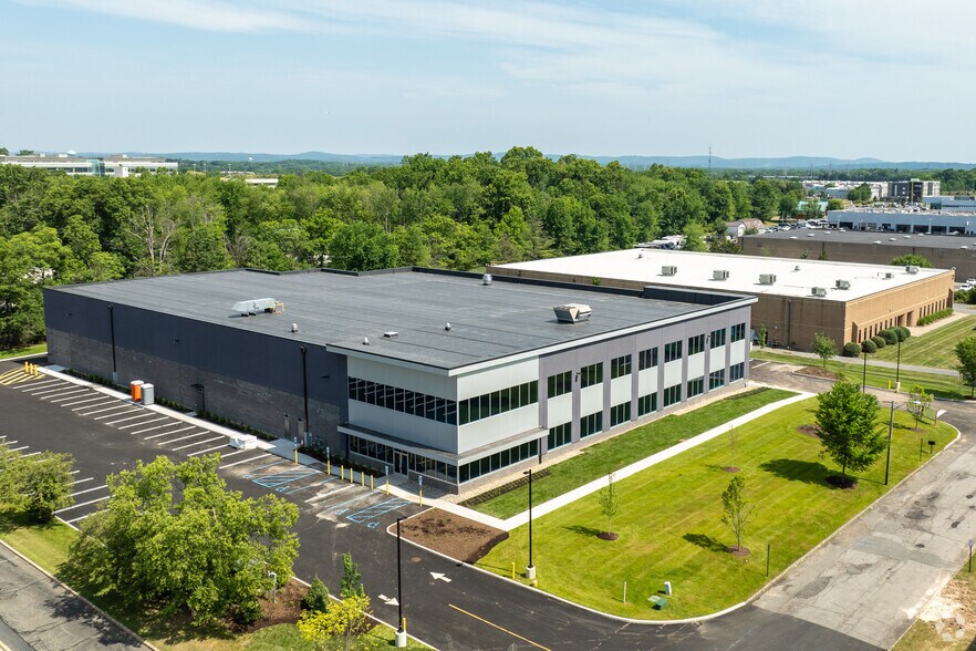31 Farinella Dr, East Hanover, NJ à louer - Aérien - Image 2 de 11