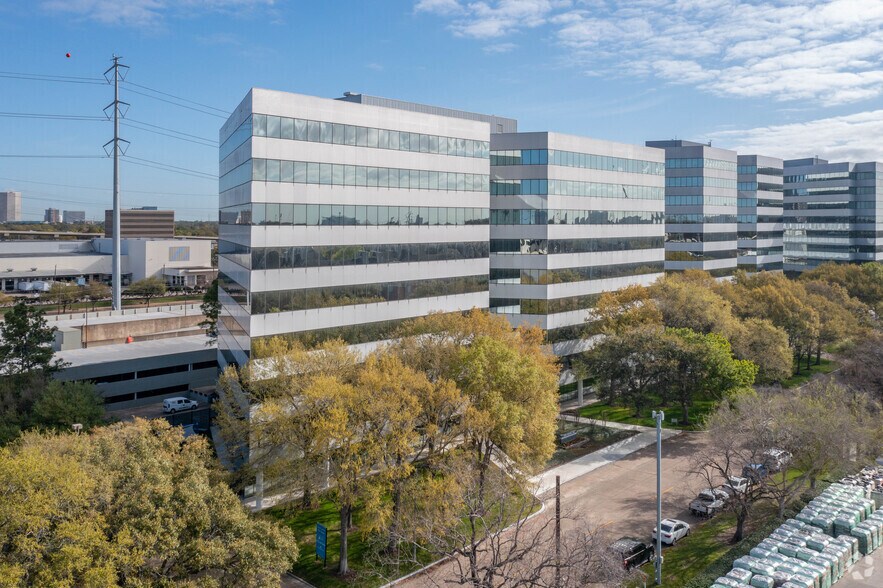 4888 Loop Central Dr, Houston, TX for sale - Building Photo - Image 2 of 13