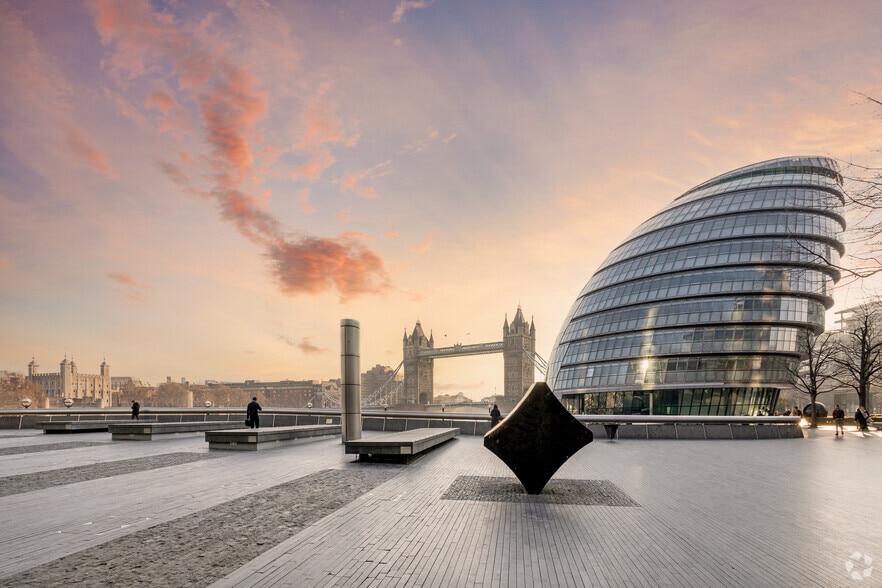 110 The Queens Walk, London for lease - Building Photo - Image 2 of 6