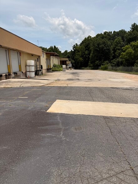 273 Industrial Park Dr, Lawrenceville, GA for sale - Building Photo - Image 3 of 4