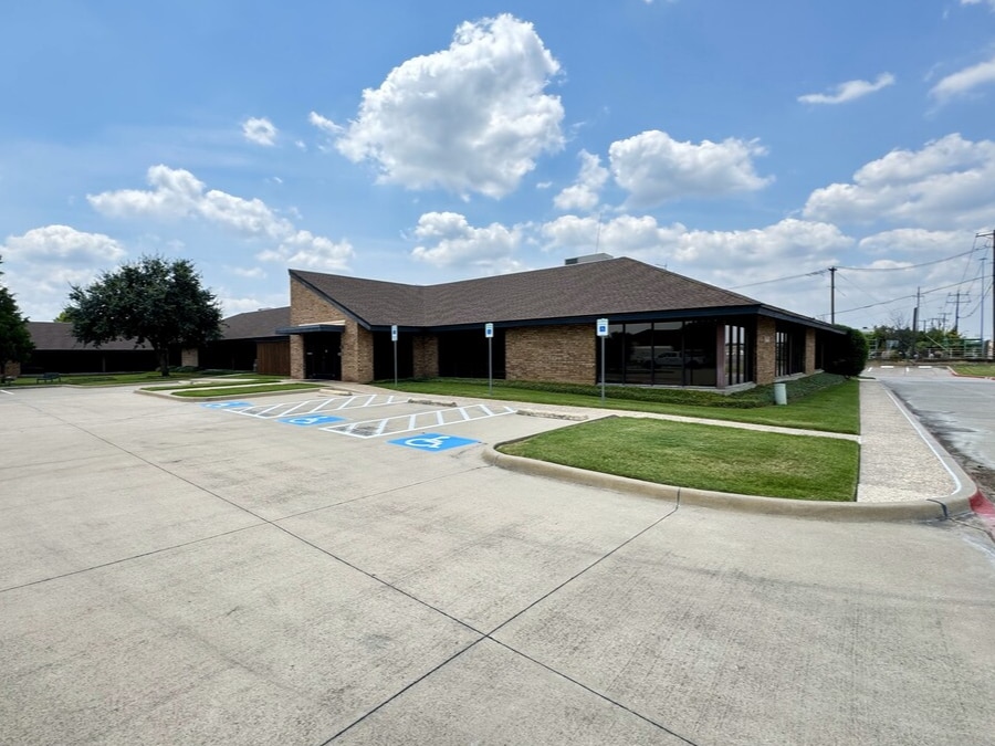 1331 Airport Fwy, Euless, TX for lease Building Photo- Image 1 of 8