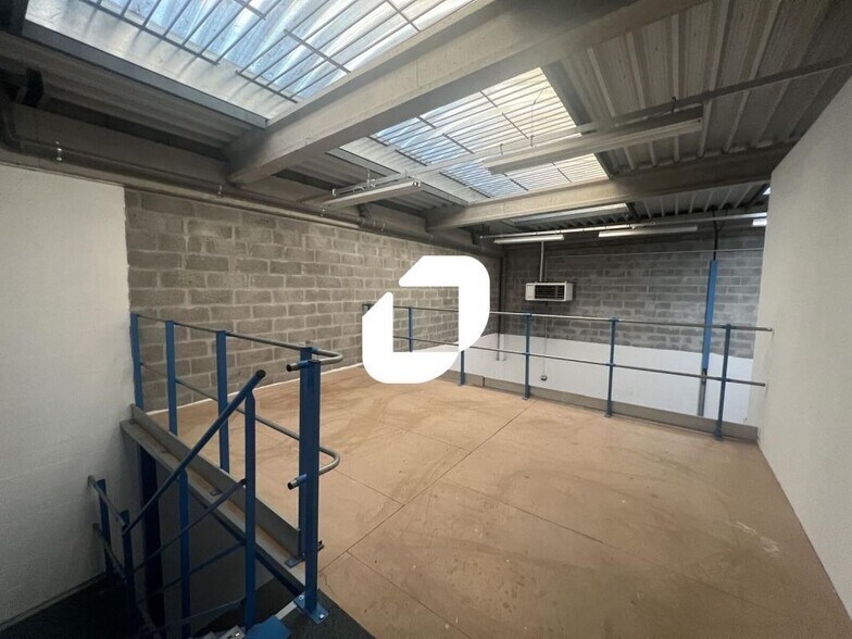 Flex in Moissy-Cramayel for lease - Interior Photo - Image 3 of 12