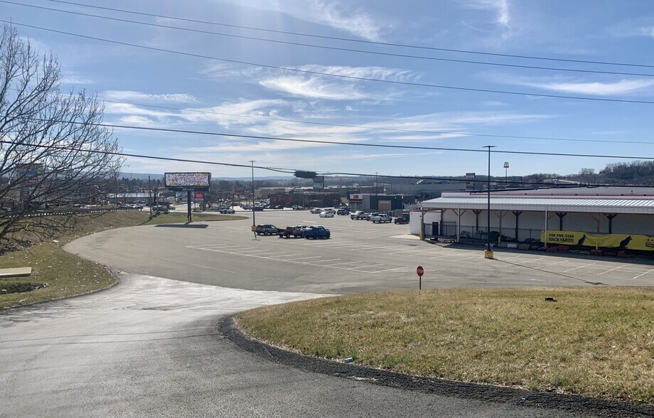 396 Country Side Plz, Mount Pleasant, PA à louer - Photo du bâtiment - Image 3 de 3