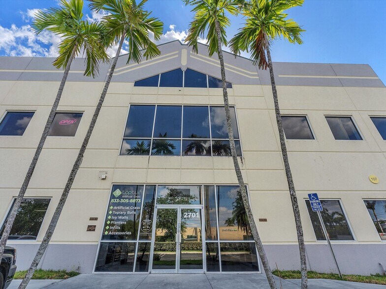 2701 NW 107th Ave, Miami, FL à louer - Photo du bâtiment - Image 3 de 48