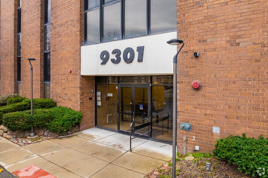 9301 Golf Rd, Des Plaines, IL for lease - Building Photo - Image 3 of 13