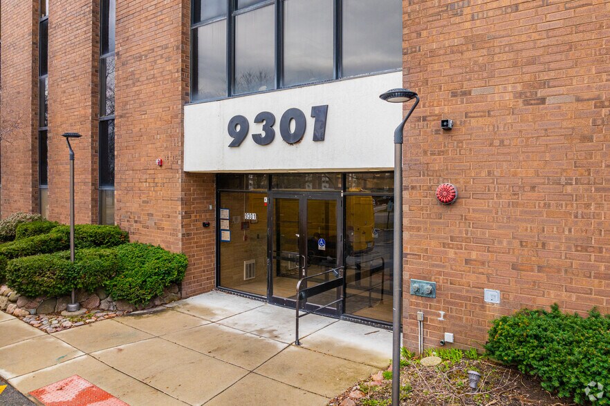 9301 Golf Rd, Des Plaines, IL à louer - Photo du bâtiment - Image 3 de 13