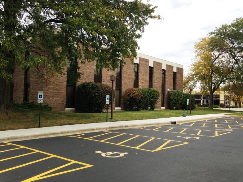 2000 N Lewis Ave, Waukegan, IL à louer - Photo du bâtiment - Image 2 de 3