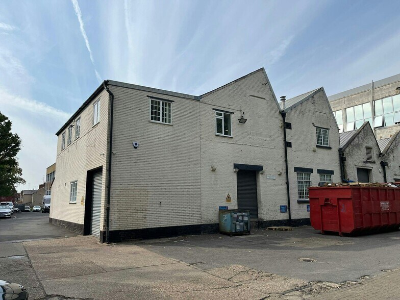 Sandown Rd, Watford à vendre - Photo du bâtiment - Image 3 de 3