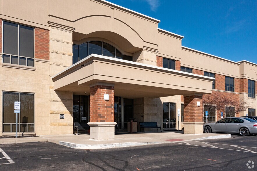 8251 Pine Rd, Cincinnati, OH à louer - Photo du bâtiment - Image 3 de 4