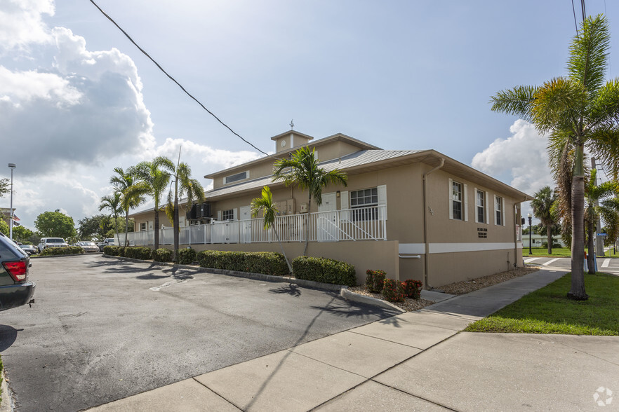 122 Nesbit St, Punta Gorda, FL for lease - Building Photo - Image 2 of 16