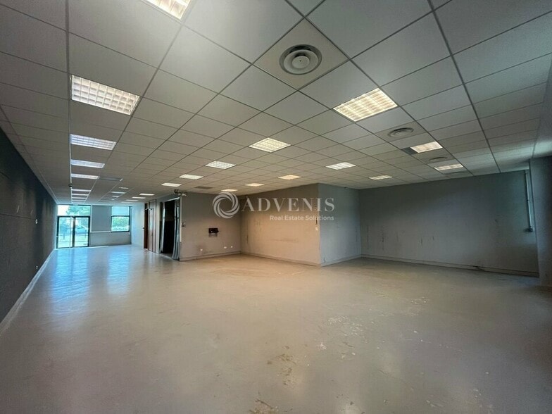 Office in Créteil for lease - Interior Photo - Image 3 of 10