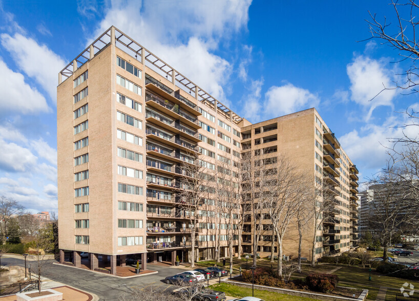 1900 S Eads St, Arlington, VA for sale - Primary Photo - Image 1 of 1