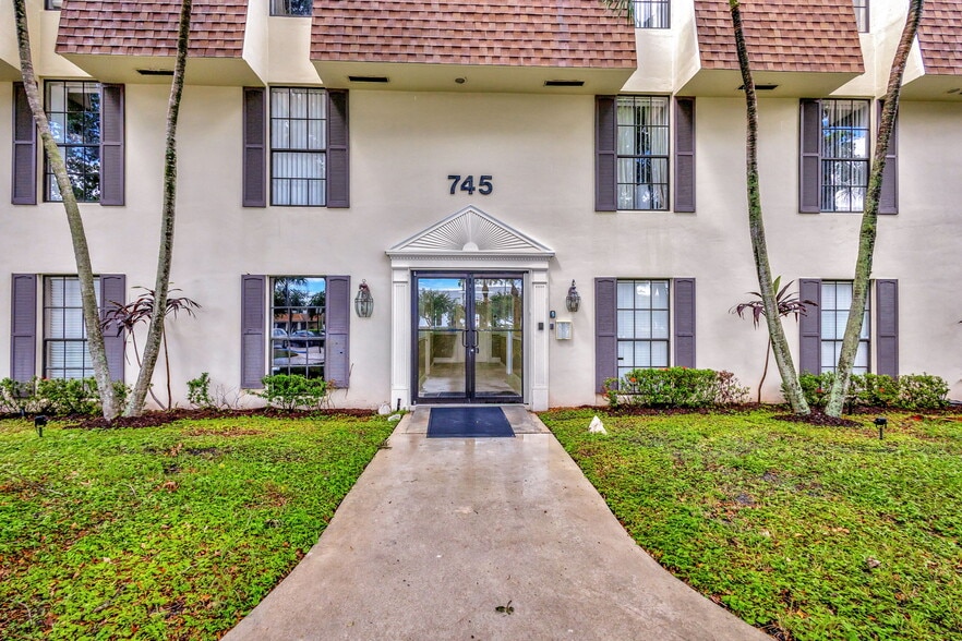 745 Us Highway 1, North Palm Beach, FL for lease - Building Photo - Image 3 of 8