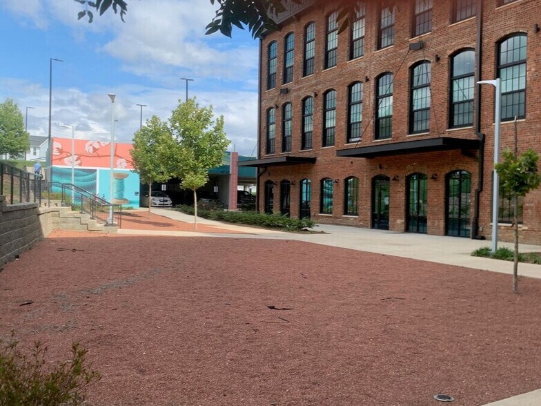 96 E Catawba St, Belmont, NC à louer - Photo du bâtiment - Image 2 de 16