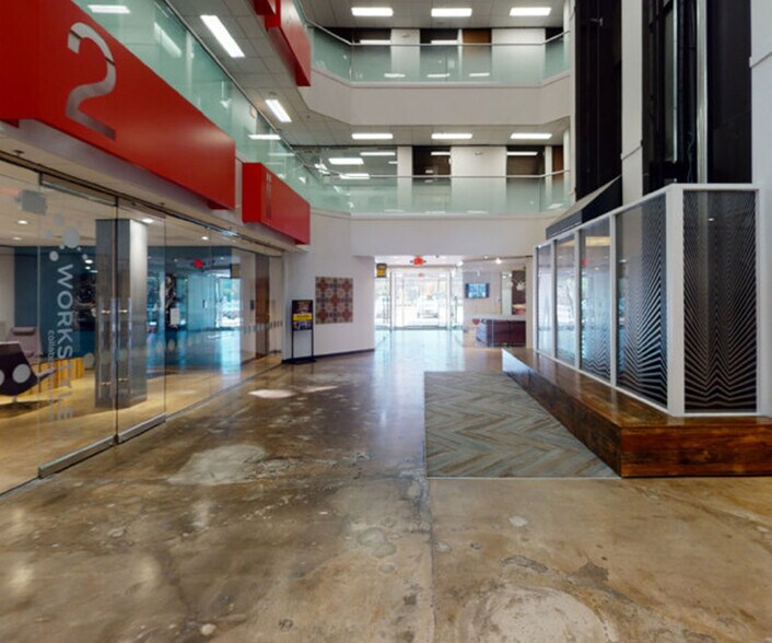 2323 S Voss Rd, Houston, TX à louer - Hall d’entrée - Image 2 de 5