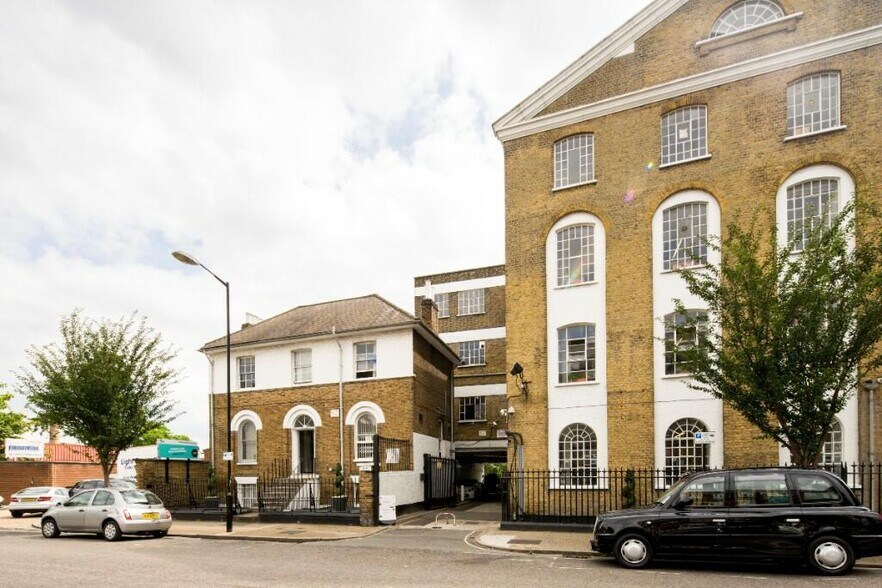 99-103 Lomond Grove, Londres à louer - Photo du bâtiment - Image 3 de 9