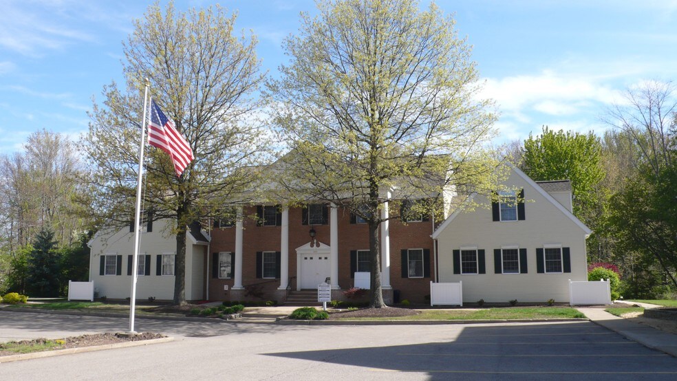 270 Park Pl, Chagrin Falls, OH à vendre - Photo du bâtiment - Image 1 de 10
