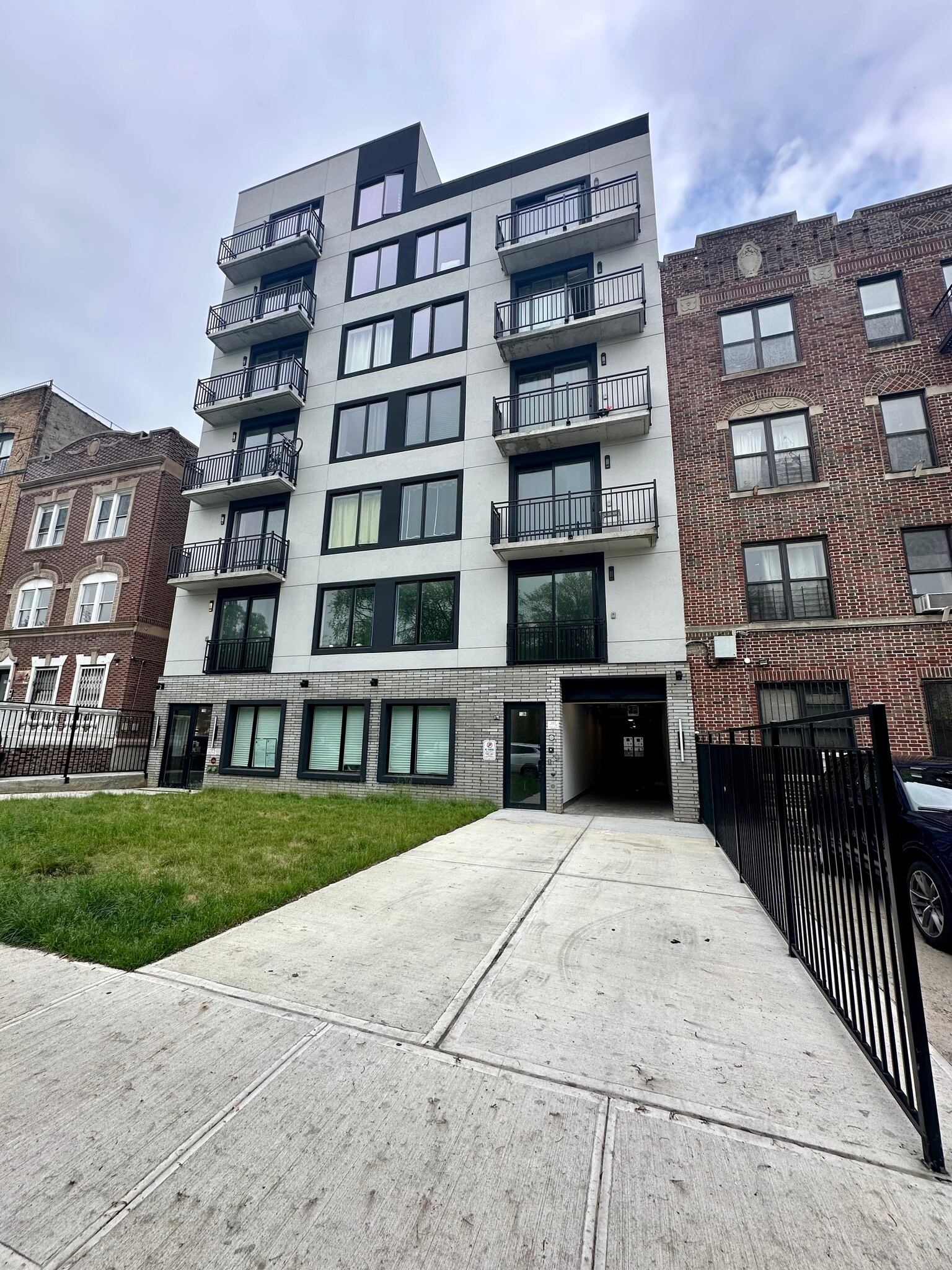 1367 Eastern Pky, Brooklyn, NY for lease Building Photo- Image 1 of 3