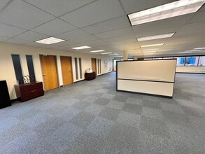 945-951 Hornet Dr, Hazelwood, MO à louer Photo intérieure- Image 1 de 12