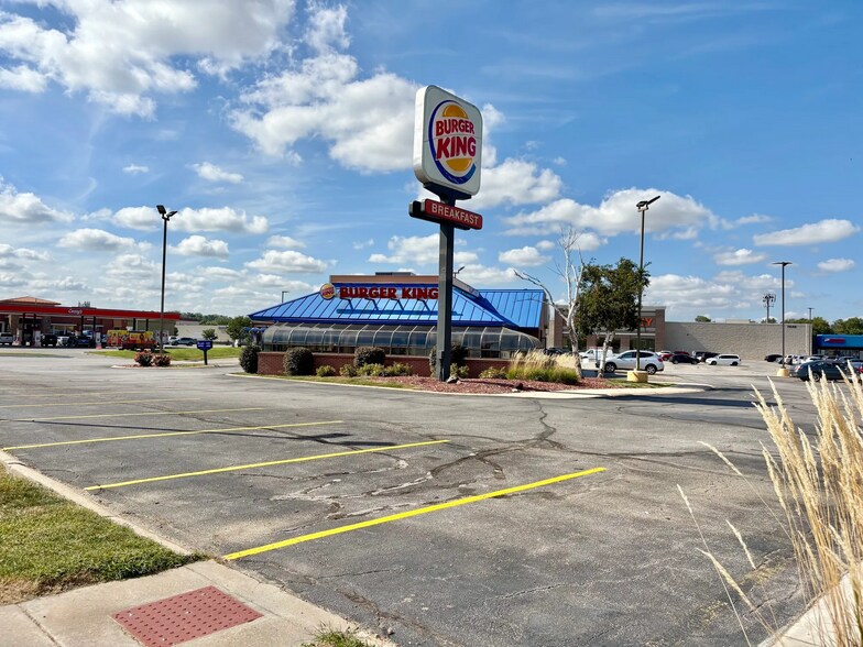 7640 Dodge St, Omaha, NE à louer - Photo du bâtiment - Image 2 de 6