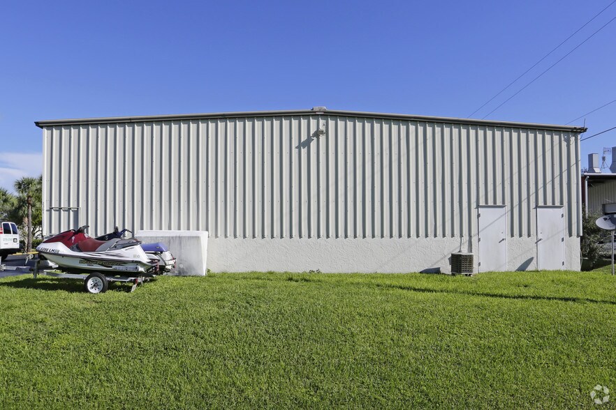 2301 Bruner Ln, Fort Myers, FL à louer - Photo du bâtiment - Image 3 de 3