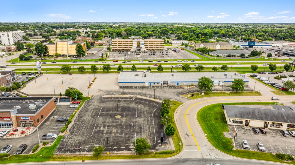 4400 W College Ave, Appleton, WI à louer - Photo du bâtiment - Image 2 de 4