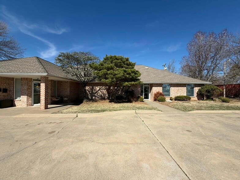 817 Irish Ln, Edmond, OK for lease - Building Photo - Image 2 of 35