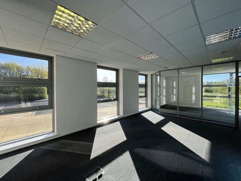 Riverside Way, Irvine à louer - Photo du bâtiment - Image 3 de 12