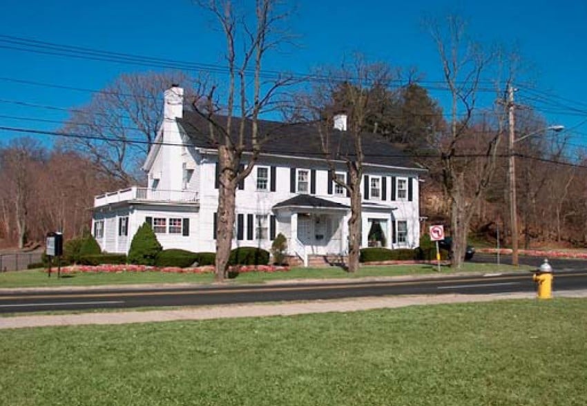 289 E Main St, Smithtown, NY à louer - Photo du bâtiment - Image 2 de 5