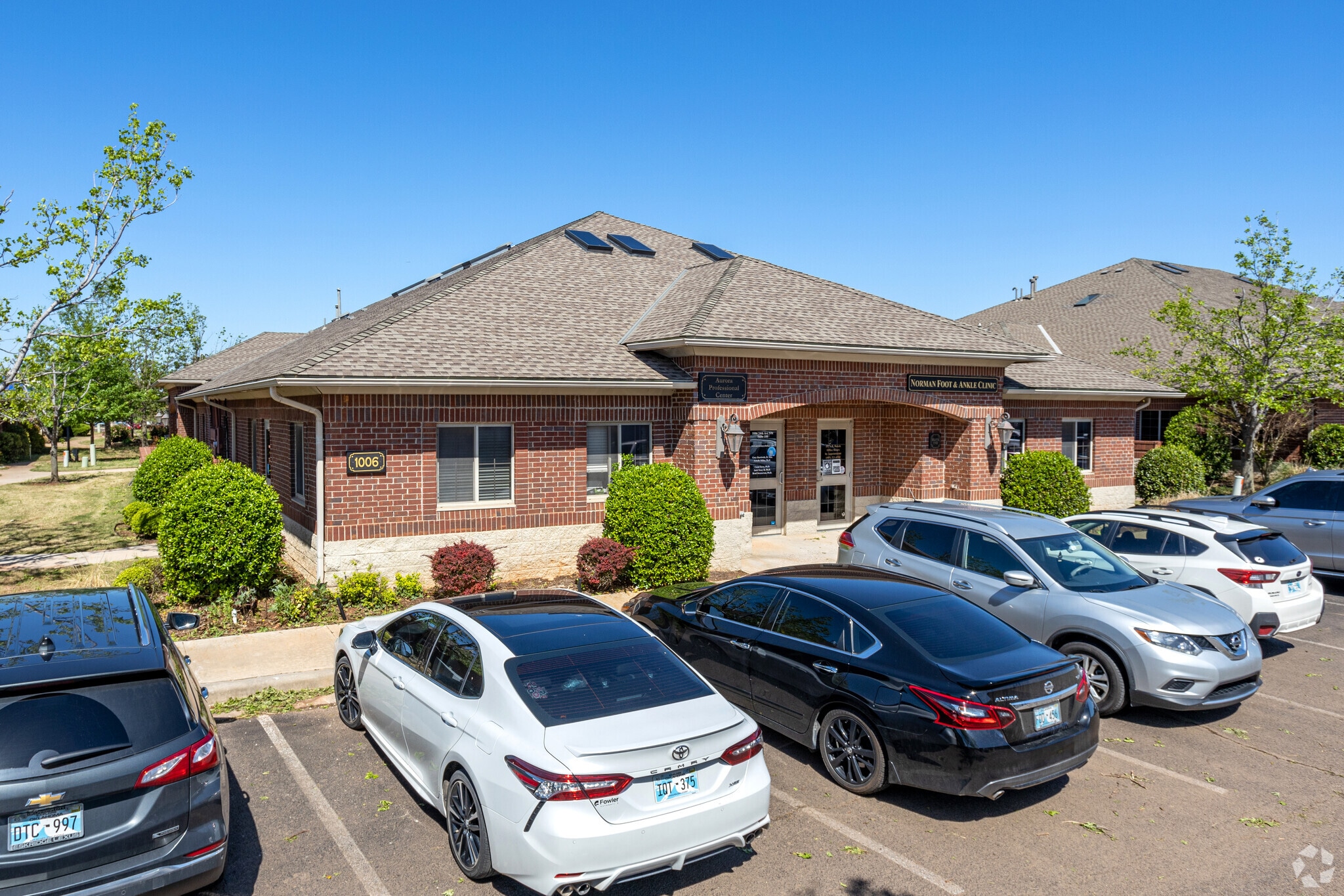 1006 24th Ave NW, Norman, OK for sale Primary Photo- Image 1 of 94