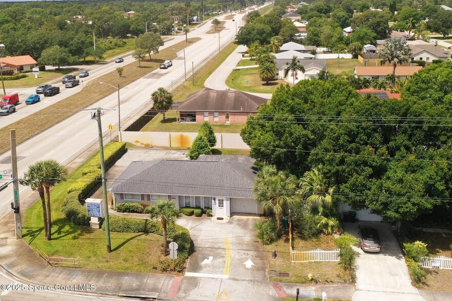 1490 Emerson Dr Ne, Palm Bay, FL à vendre - Photo du bâtiment - Image 1 de 8