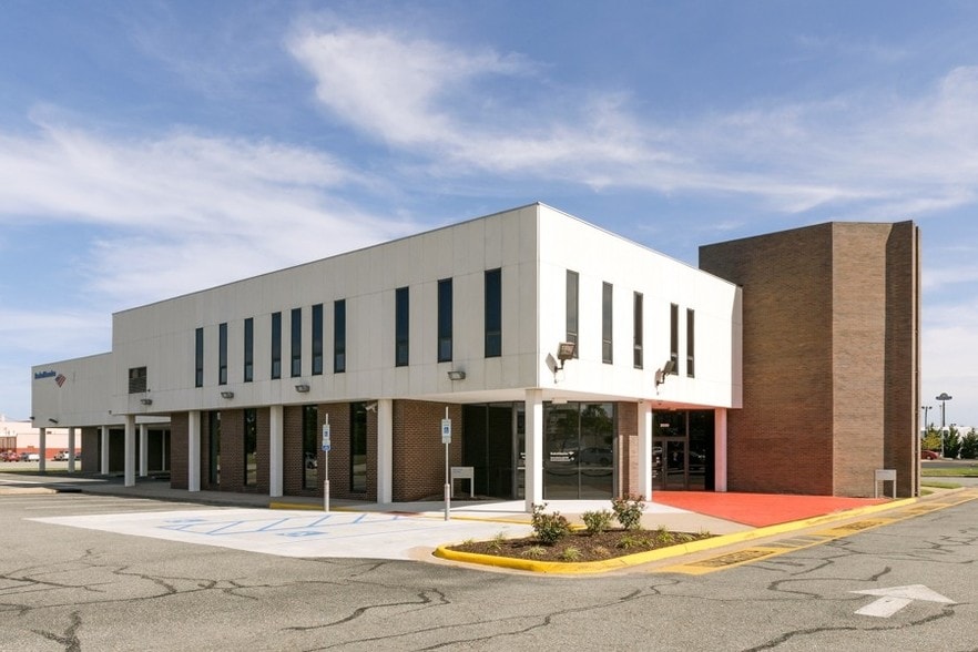 2030 Coliseum Dr, Hampton, VA à louer - Photo principale - Image 1 de 10