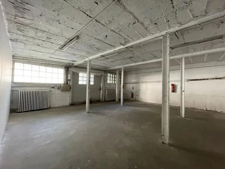 Flex in Arcueil for lease - Interior Photo - Image 2 of 4