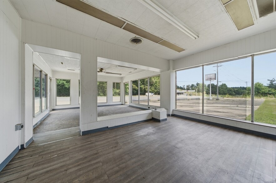 1410 US-70, Dickson, TN for sale - Interior Photo - Image 2 of 8