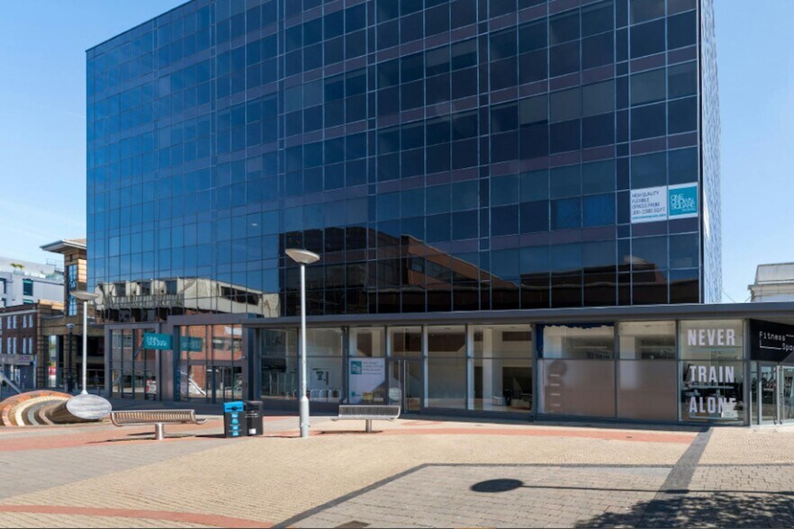 One Crown Sq, Woking à louer - Photo du bâtiment - Image 2 de 3