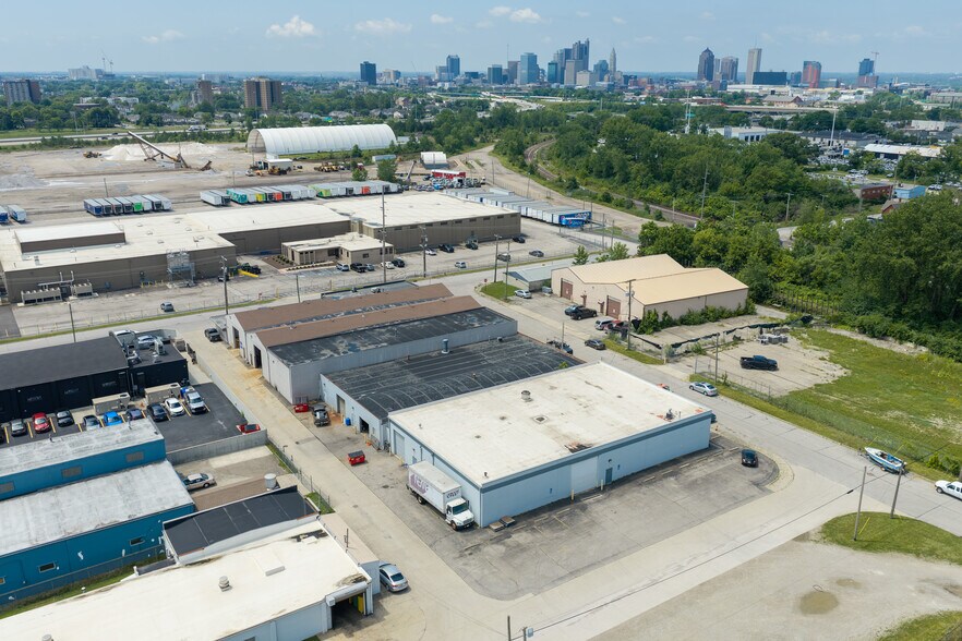 Multi-Tenant Warehouse Opportunity portefeuille de 3 propriétés à vendre sur LoopNet.ca - Photo du bâtiment - Image 3 de 13