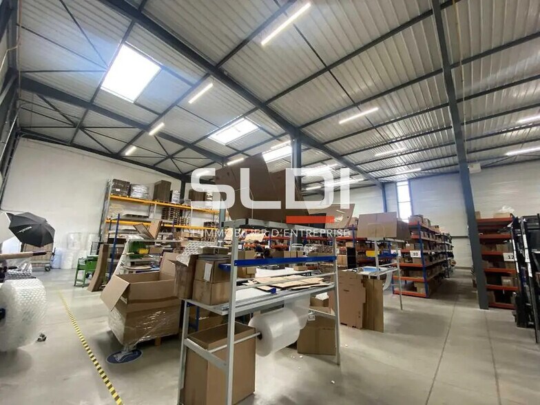 Flex in Saint-Priest for lease - Interior Photo - Image 2 of 6