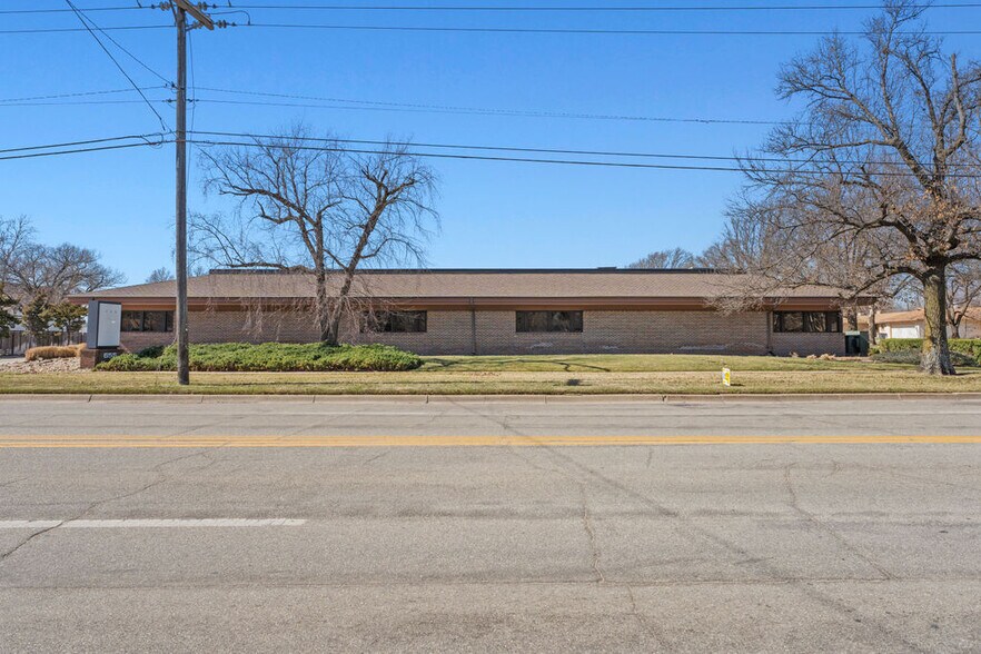 655 N Woodlawn St, Wichita, KS à louer - Photo du bâtiment - Image 3 de 5