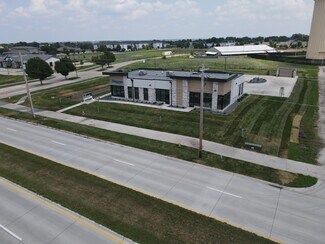 Plus de détails pour 5780 West Parkway, Johnston, IA - Bureau/Commerce de détail à louer