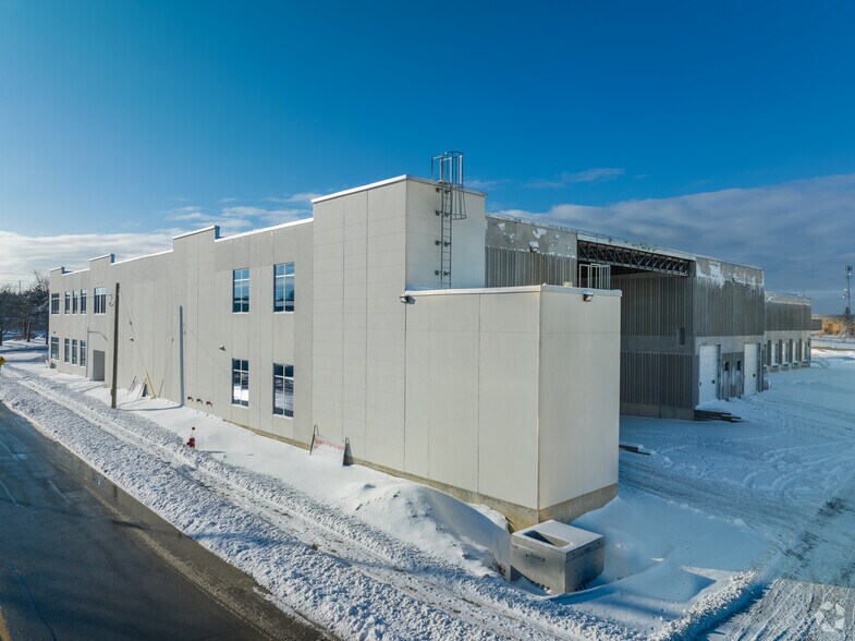 125 Engelhard Dr, Aurora, ON for lease - Building Photo - Image 3 of 3