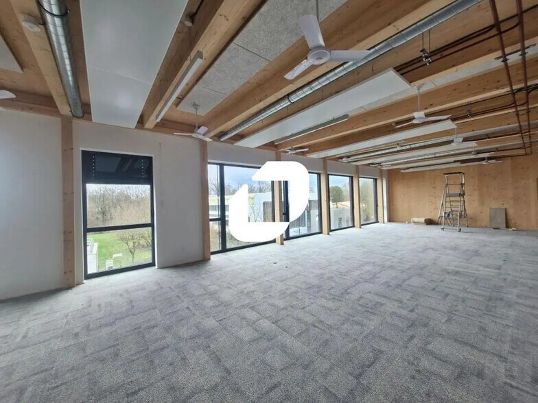 Office in Champs-sur-Marne for lease - Interior Photo - Image 3 of 11