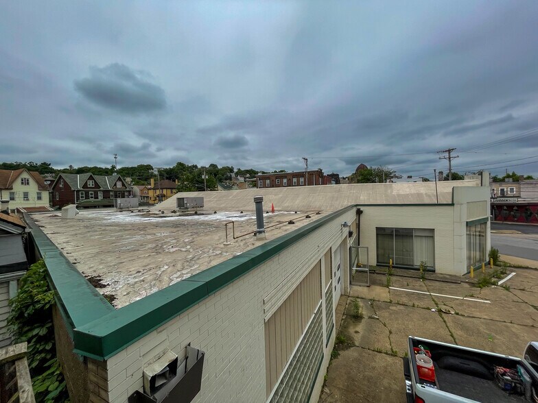 1002 Chartiers Ave, McKees Rocks, PA à vendre - Photo du bâtiment - Image 3 de 16