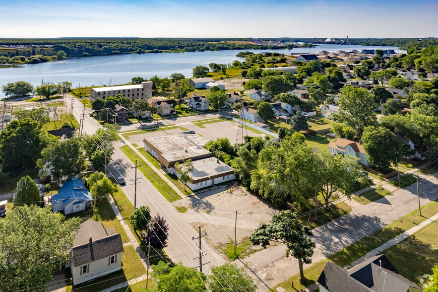 900 Vine St, Manistee, MI à vendre - Photo du bâtiment - Image 1 de 1