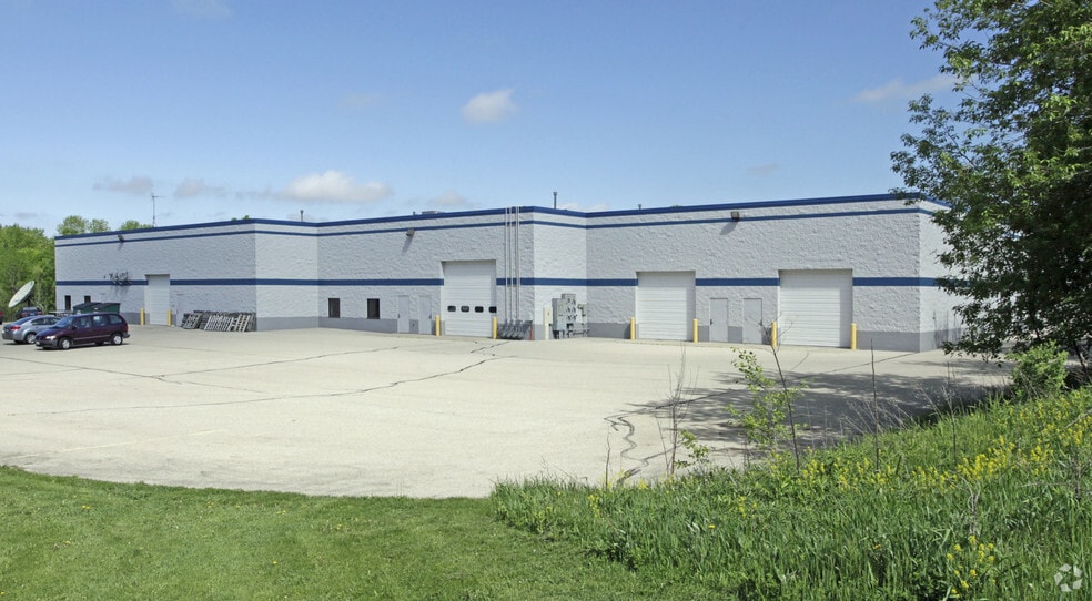 235-255 Info Hwy Ct, Slinger, WI for lease - Building Photo - Image 2 of 4