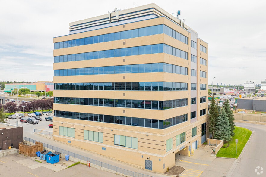 6700 Macleod Trl SW, Calgary, AB à louer - Photo du bâtiment - Image 2 de 3