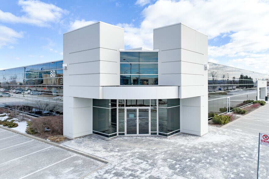 80 Courtneypark Dr W, Mississauga, ON à louer - Photo du bâtiment - Image 3 de 9