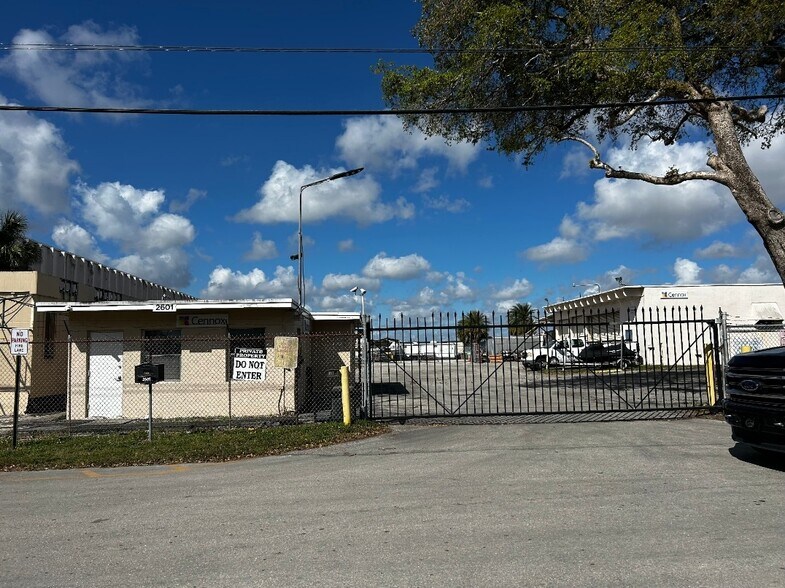 2601 NW 55th Ct, Fort Lauderdale, FL à louer - Photo du bâtiment - Image 2 de 6