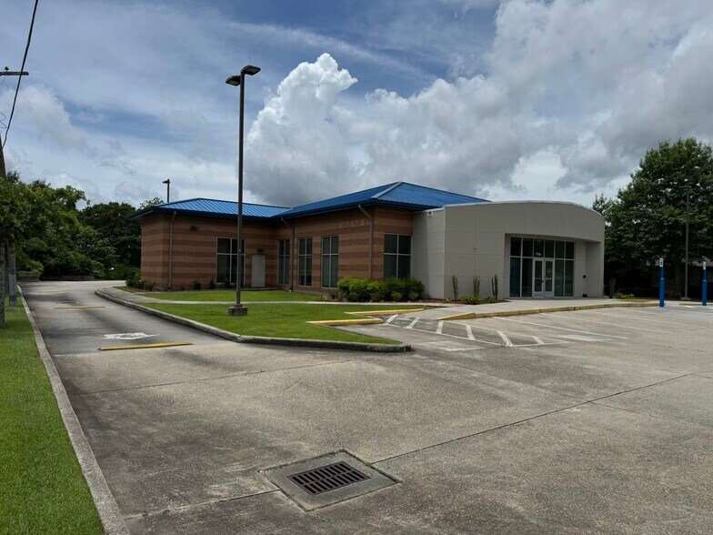 7346 Highland Rd, Baton Rouge, LA à vendre - Photo du bâtiment - Image 2 de 14
