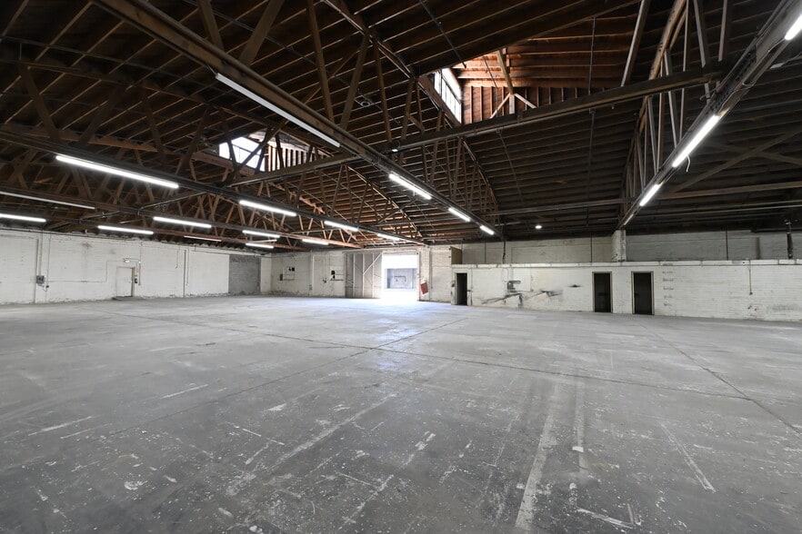 15023-15035 Califa St, Van Nuys, CA for lease - Interior Photo - Image 1 of 2