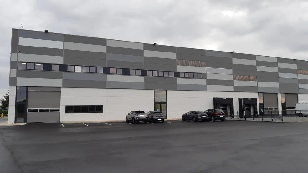 Flex in Neuville-sur-Oise for lease - Building Photo - Image 1 of 1